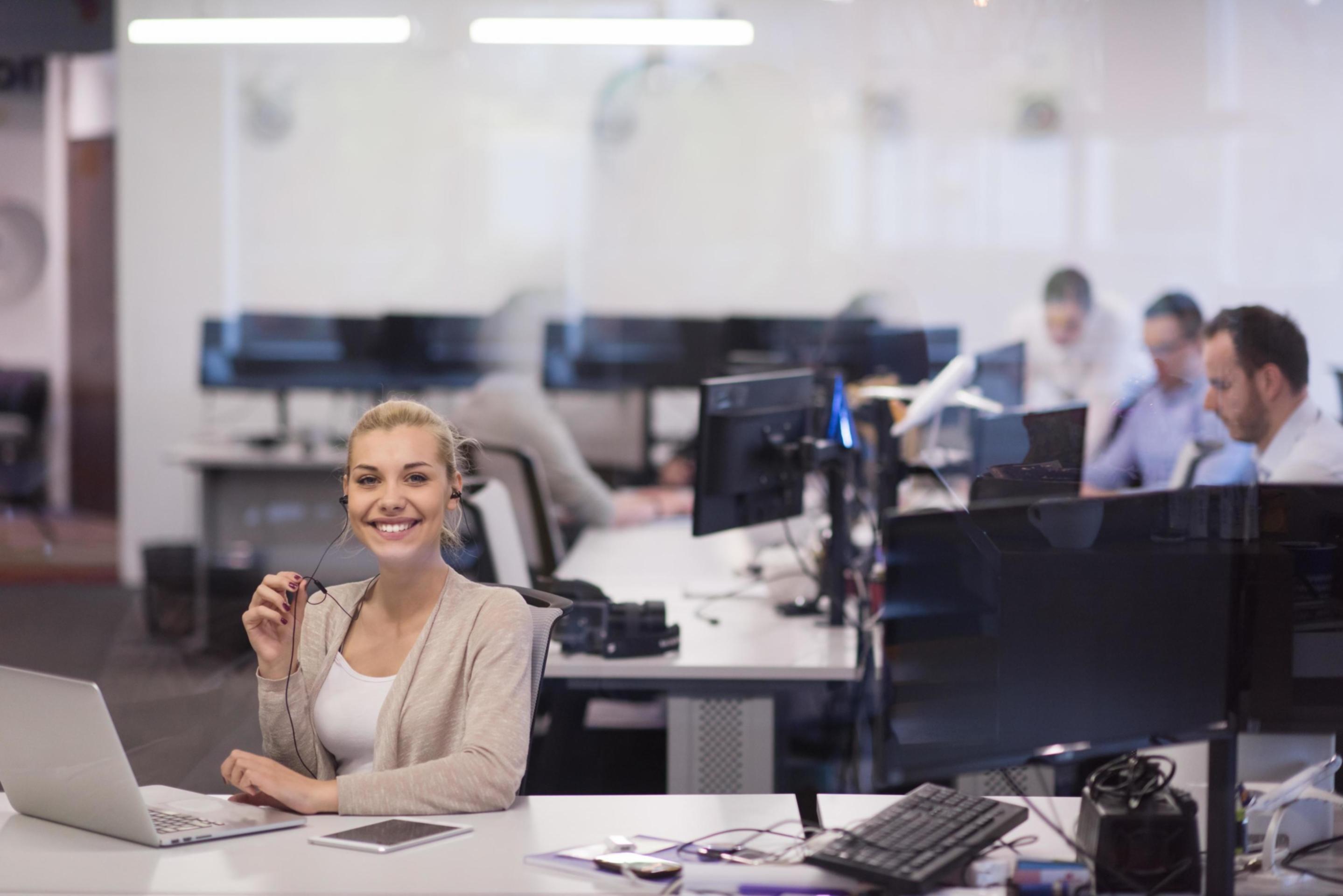 Moderner Lernraum mit digitaler Ausstattung